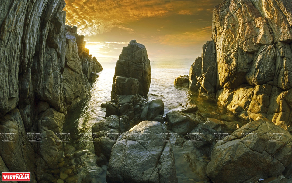 《芽庄陆苦海湾》作品。图自越通社