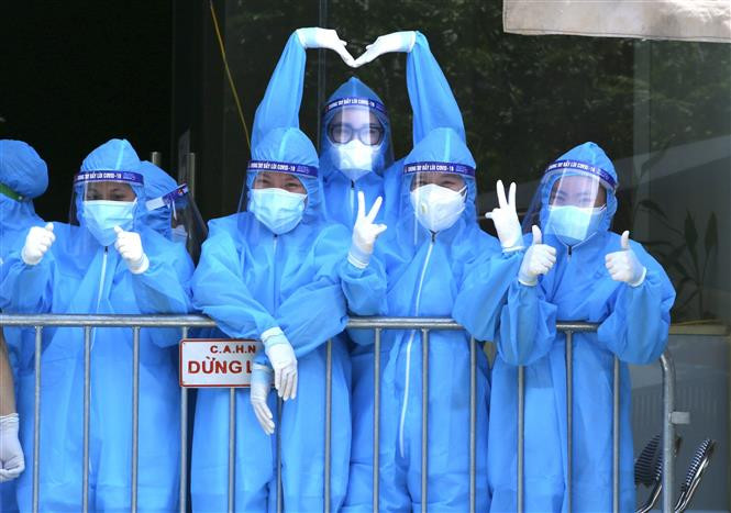 医生、部队战士、青年团员、军队以及公安力量等防疫一线人员为全市疫情防控工作付出巨大努力。图自越通社