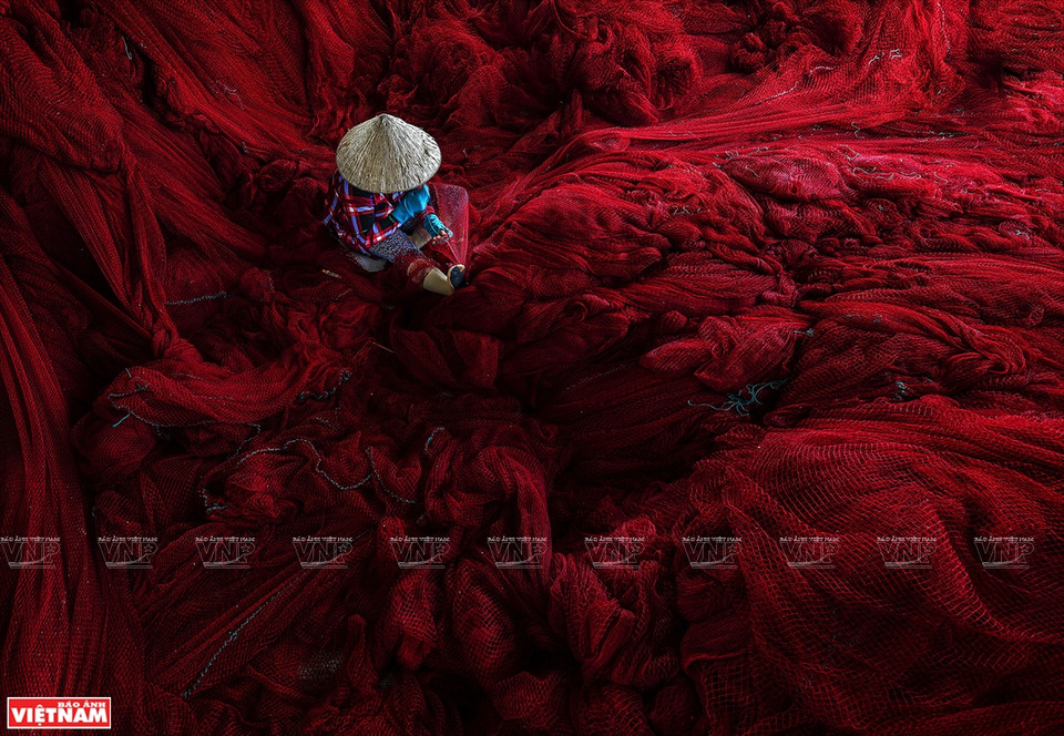 《红色渔网编织季》作品。图自越通社