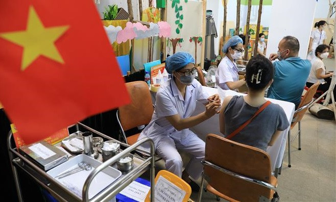 为了确保全市市民身体健康，河内市已开展有史以来规模最大的接种计划。图自越通社