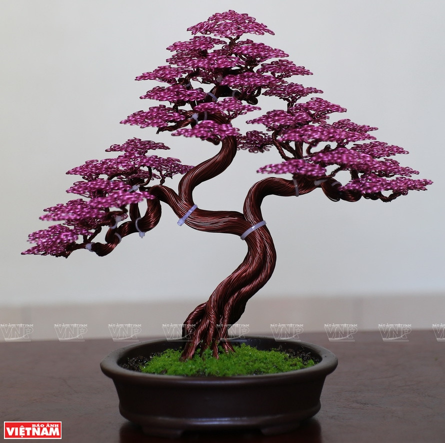 范文营的铜线盆栽作品。图自越通社