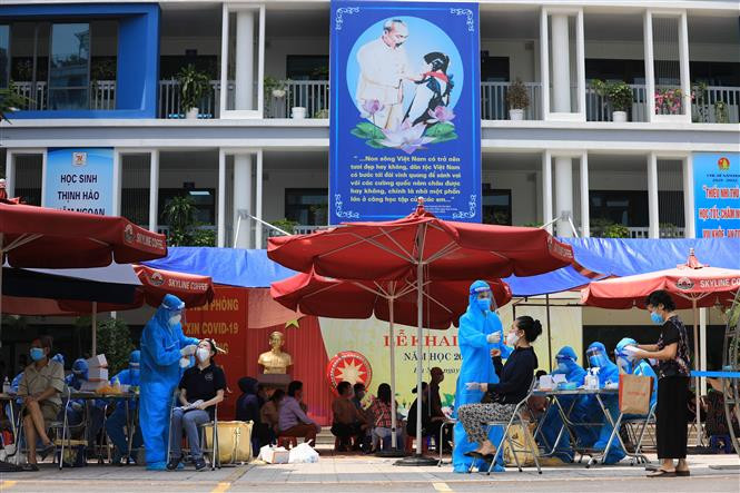 河内市对新冠肺炎疫情高风险地区居民进行大规模检测。图自越通社