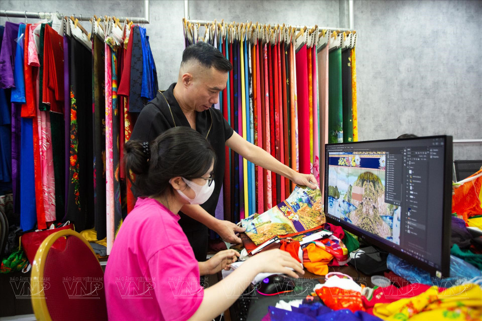 设计师杜郑淮南和他的同事讨论设计工序。图自越南画报