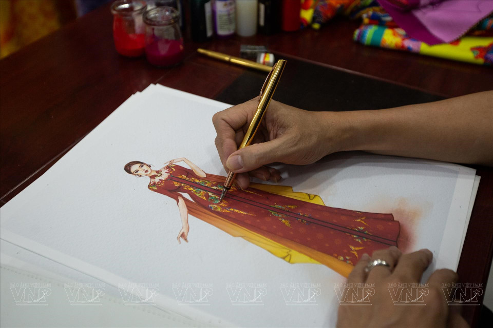 在每一个奥黛系列中，设计师杜郑淮南认真对待设计的每一个小细节。图自越南画报