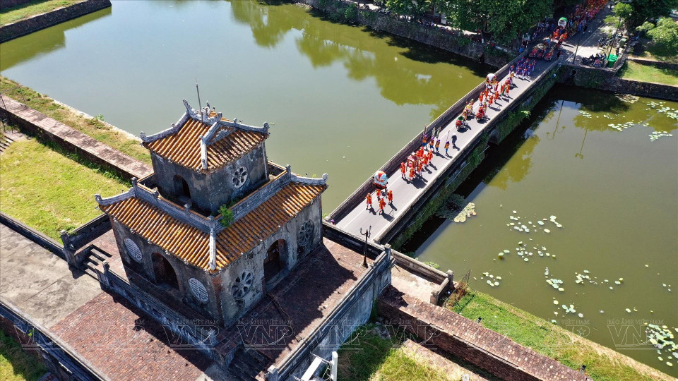 表演队经显仁门走进大内。图自越南画报