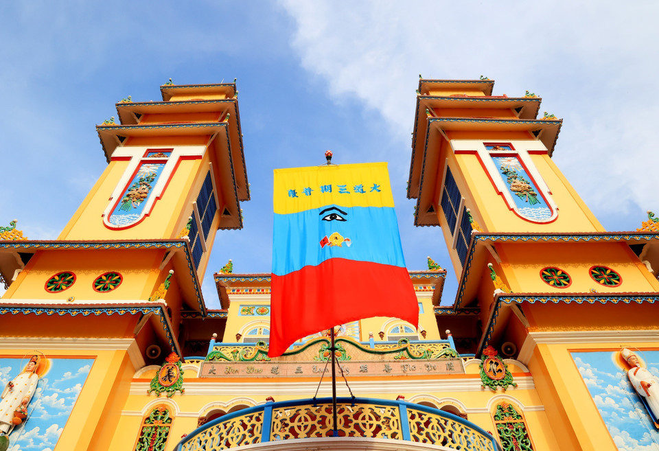 每到高台道重要节日，三清-道旗将被挂在圣座前。图自越通社