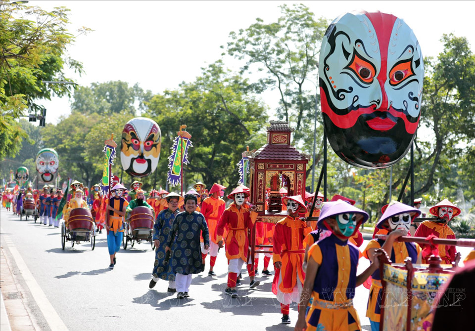 200多名㗰剧艺术家参加街道表演，旨在宣传推介顺化宫廷㗰剧。图自越南画报