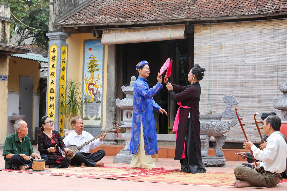 库克村嘲剧俱乐部表演嘲剧《观音氏敬》。图自越南画报