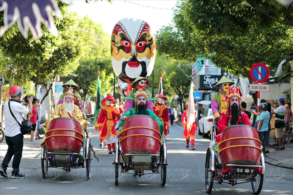 参与街道表演的㗰剧艺术家令人印象深刻。图自越南画报