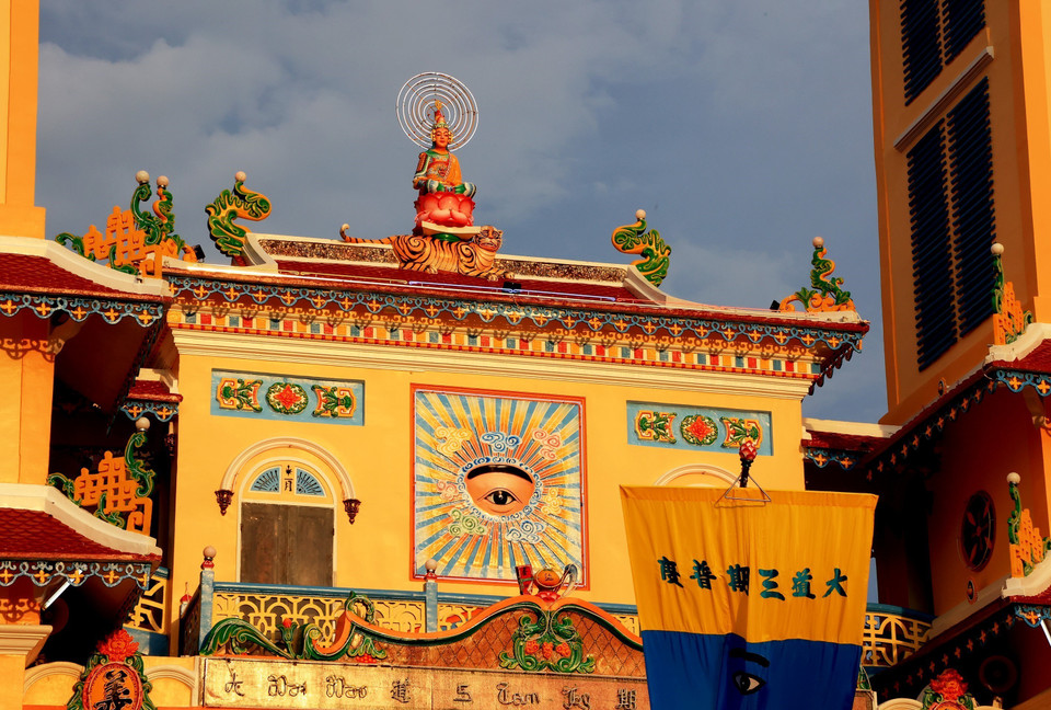 西宁圣座前面是端坐在莲花宝座之上的佛像和天眼象征。图自越通社