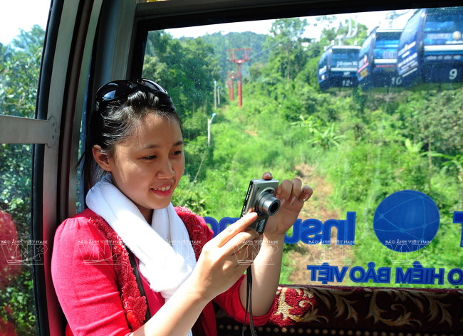 游客从缆车拍照，记录绝美瞬间。