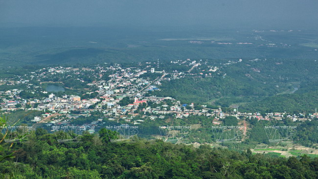 从巴拉山看拓莫小镇。