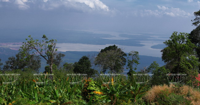 从巴拉山顶看如梦似幻的拓莫水库。