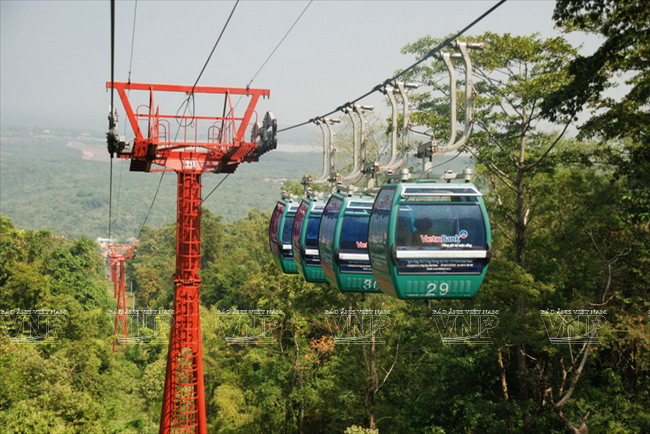 巴拉缆车总长2063米，有车厢32个，2013年投入运营。