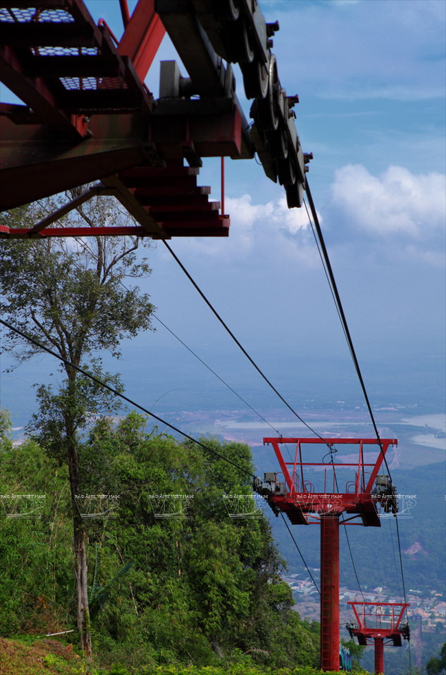 巴拉缆车从山脚到山顶历时12分钟，景观宏伟壮丽，对游客极具魅力。
