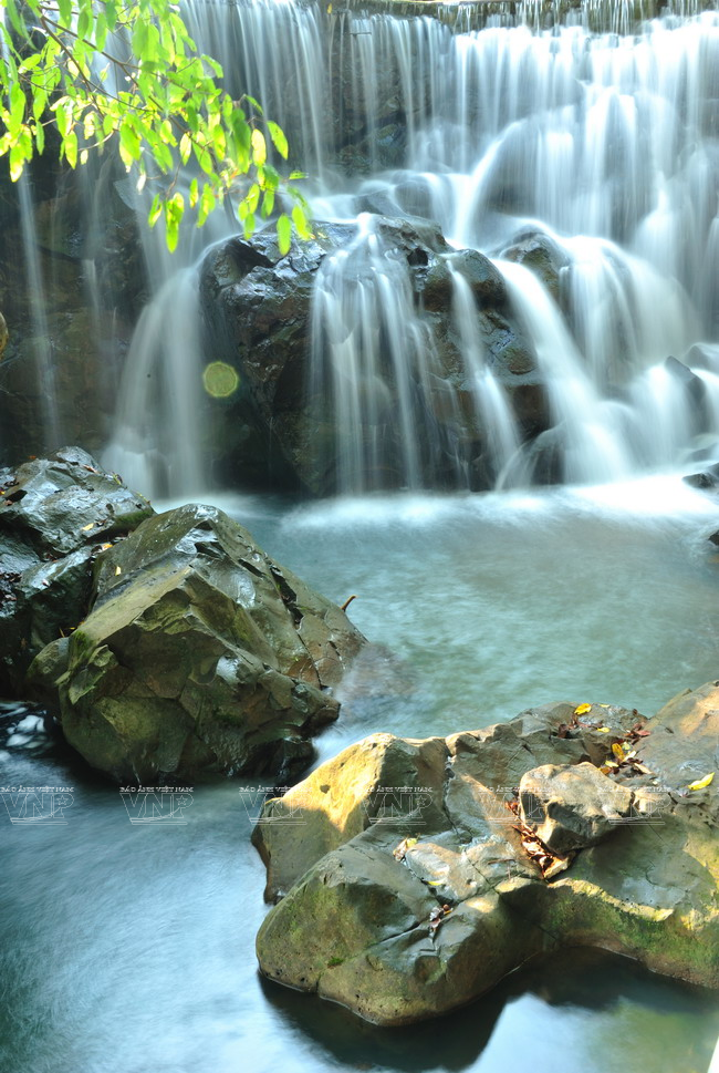 巴拉山脚下的美丽瀑布。 一片汪洋，蔚为壮观。居民利用水库养殖水产，改善生活。入夜，小镇灯光闪烁，如梦似幻， 令人陶醉。 巴拉山上气候终年凉爽微寒，相似大叻高原。晨昏云雾缭绕，露霜淅沥落在游人的头发和衣肩上。巴拉山周围是宽达2600公顷的布甲马国家公园，拥有多种珍稀 动植物。（来源：越南画报）