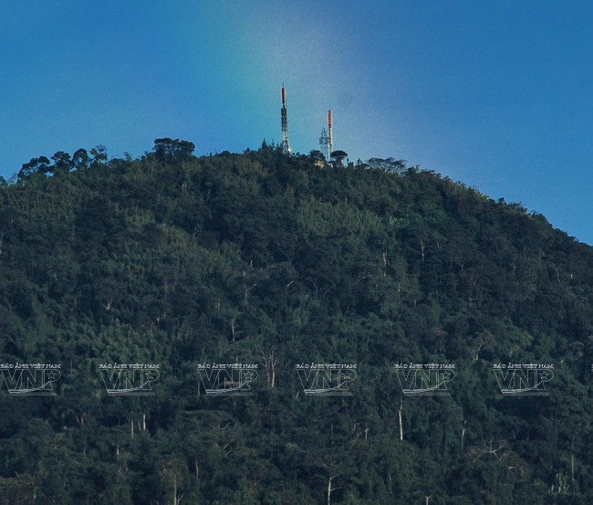 巴拉山顶上的广播站。