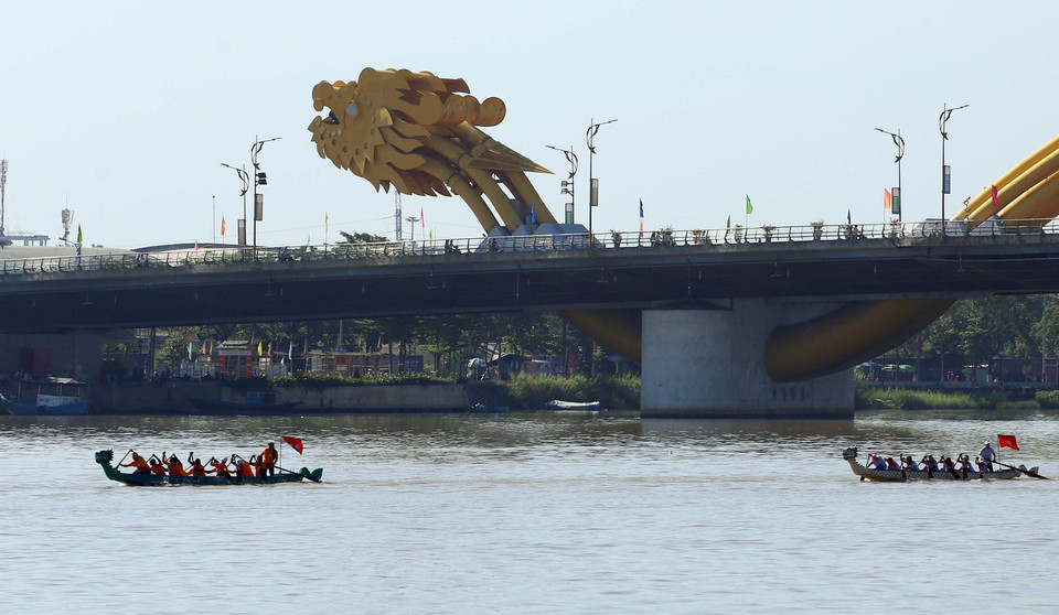 值此越南国庆72周年之际，岘港市文化体育厅在韩河举行传统船划船比赛。（图片来源：越通社）