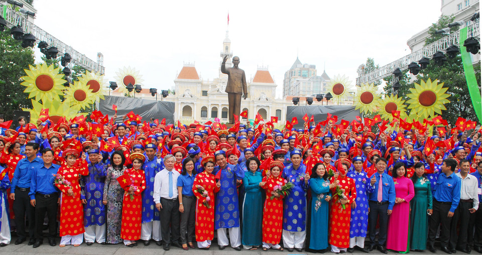 胡志明市100对青年工人参加集体婚礼。（图片来源：越通社）