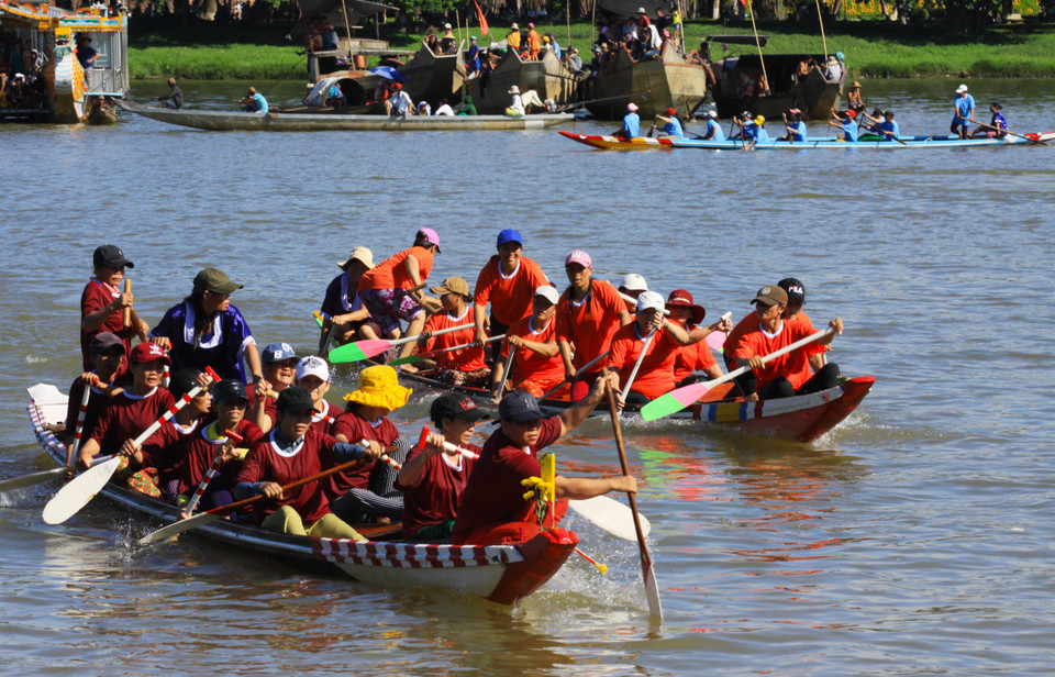 9月2日上午，承天顺化省举行传统船划船比赛。（图片来源：越通社）