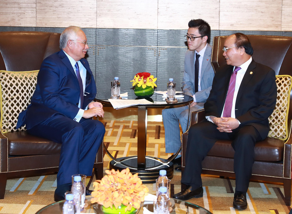  此前，4月28日，在出席第30届东盟峰会期间，阮春福（右）会见了马来西亚总理纳吉布（Mohd Najib bin Abdul Razak）。（图片来源：越通社）