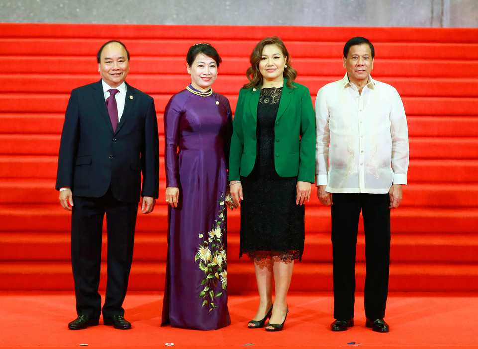 菲律宾总统杜特尔特迎接阮春福和夫人。（图片来源：越通社）