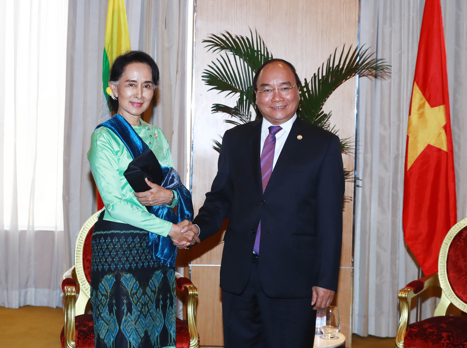  此前，4月28日，在出席第30届东盟峰会期间，阮春福会（右）见了缅甸国家顾问兼外交部长、缅甸代表团团长昂山素季。（图片来源：越通社）
