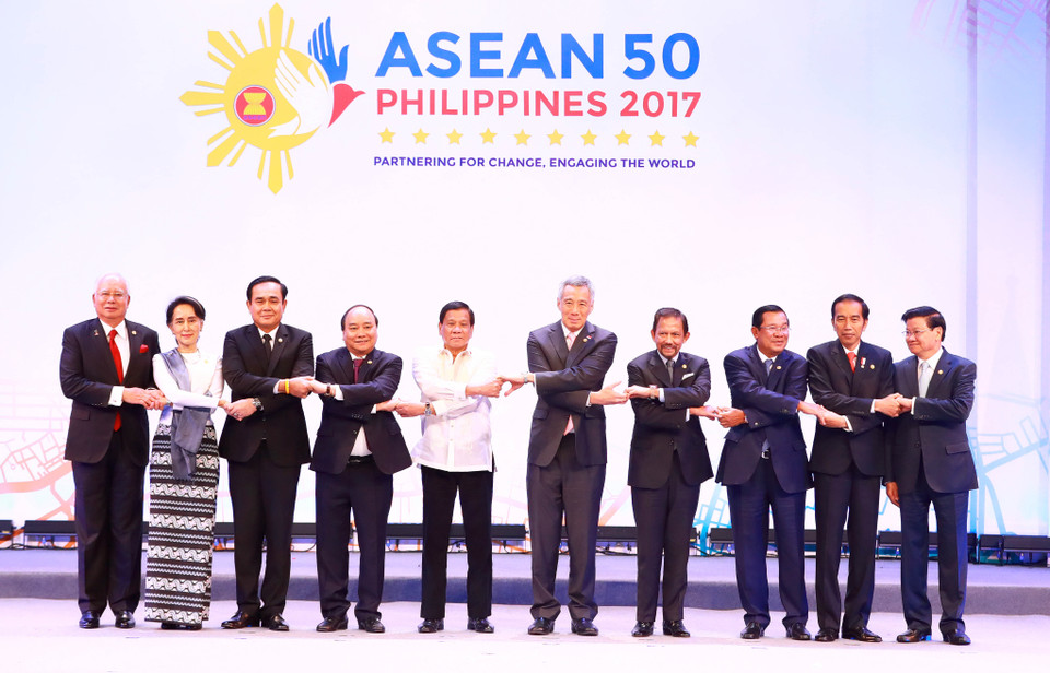 阮春福（左四）与各国代表团团长合影。（图片来源：越通社）