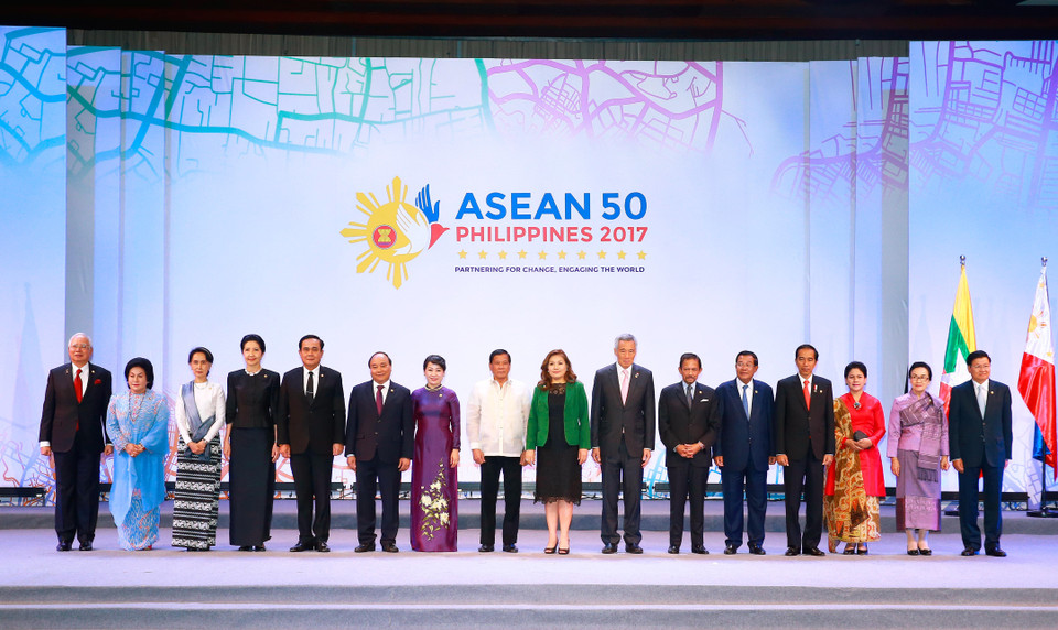 阮春福与夫人和东盟各国领导合影。（图片来源：越通社）