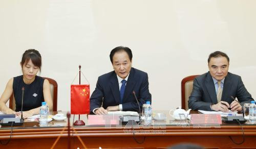 新华社社长蔡名照（中）。（图片来源：越通社）