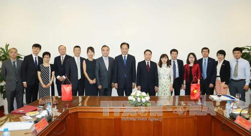 双方代表合影。（图片来源：越通社）