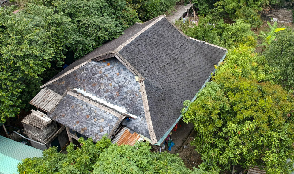 采用五颜六色石头制成的屋顶，形成了一道美丽的风景线。图自 越通社