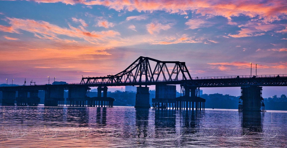 今日的首都河内日新月异，横跨红河的龙边桥尽管也发生了很多变化，但其仍然保留着其原有的风貌。图自 越通社