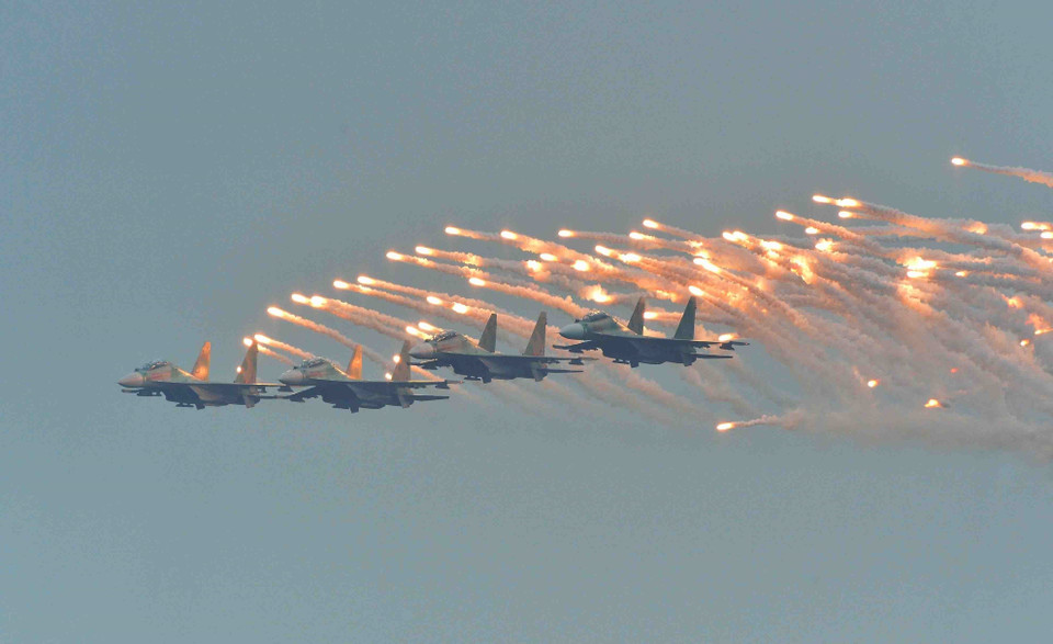 Su–30战斗机进行飞行表演。图自 越通社