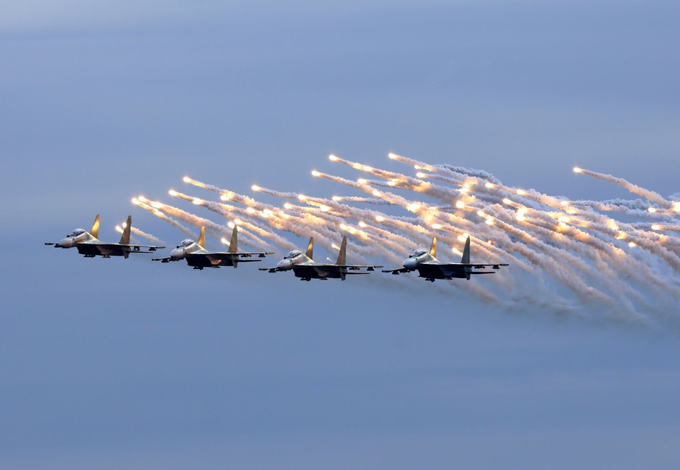 越南空军Su-30MK2战机参加发射干扰弹诱骗导弹演示。图自越通社