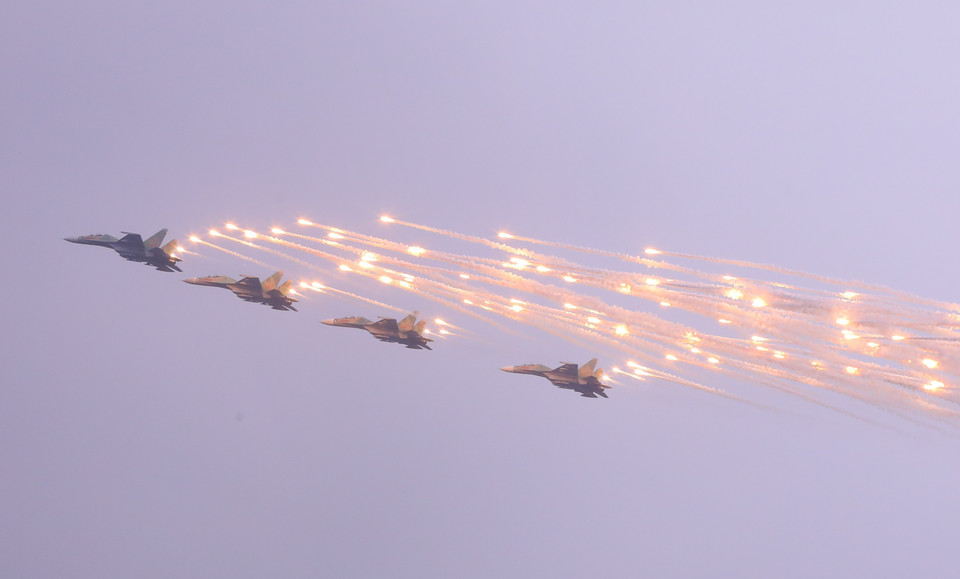 Su–30战斗机进行飞行表演。图自 越通社