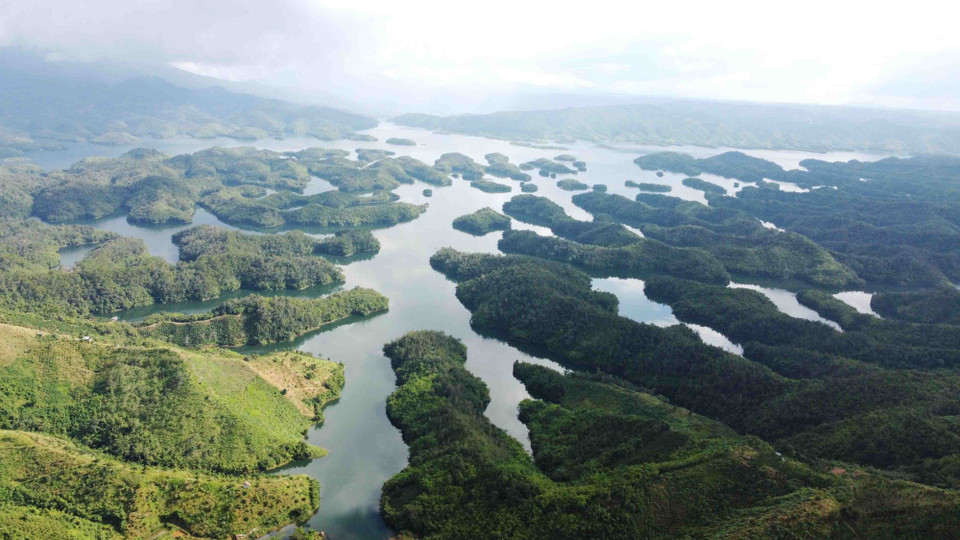 每年7 月到 12 月，佐东湖的水位上涨，这也是佐东湖最美的时间。图自越通社