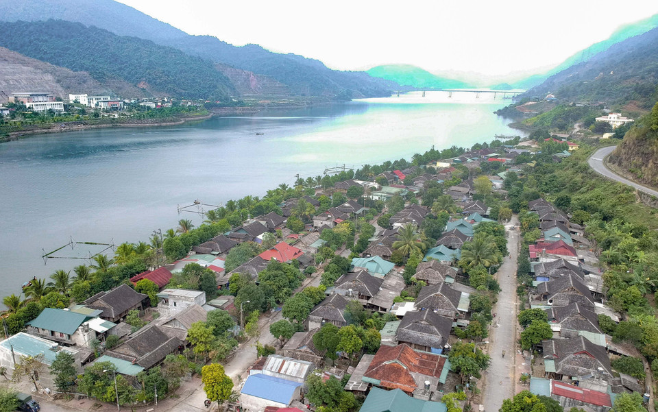 石头屋顶高脚屋民宿连成片。图自 越通社