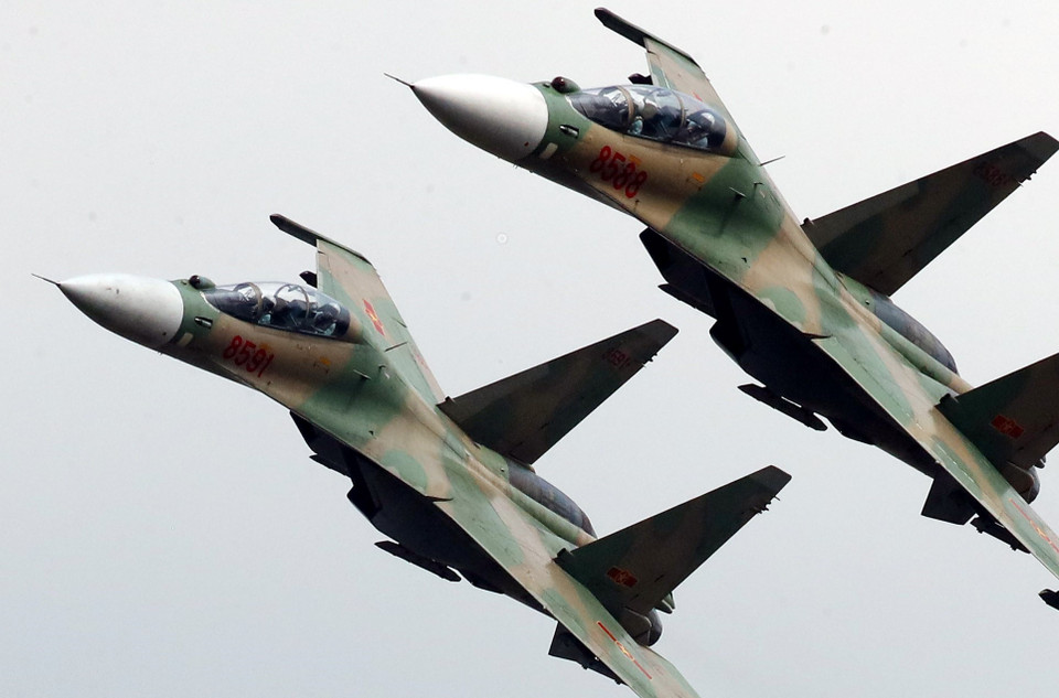 参加2022年越南国际防务展开幕式总预演的越南空军Su-30MK2战机。图自越通社