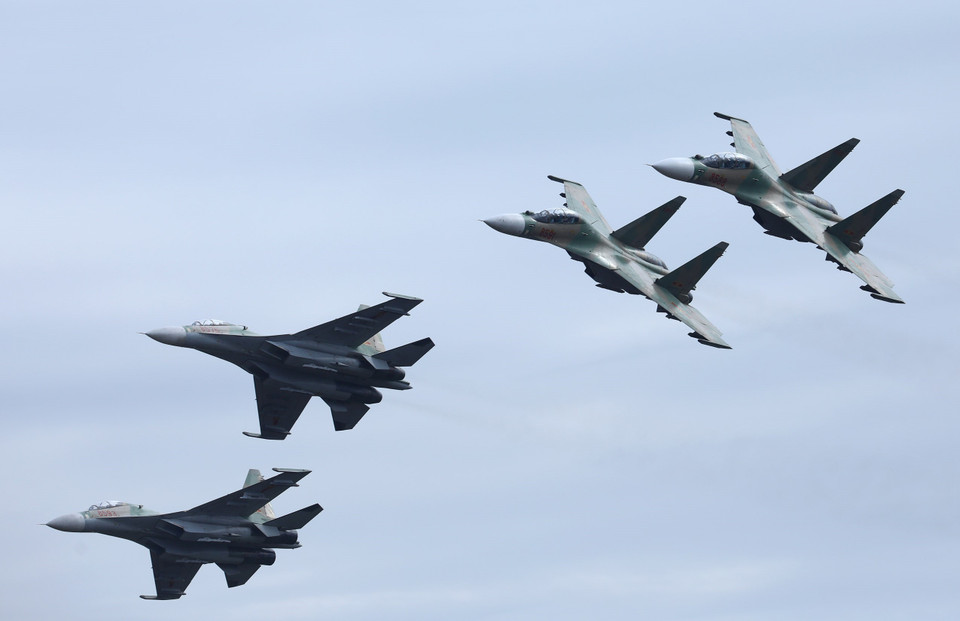 越南空军Su-30MK2战机参加2022年越南国际防务展开幕式总预演。图自越通社