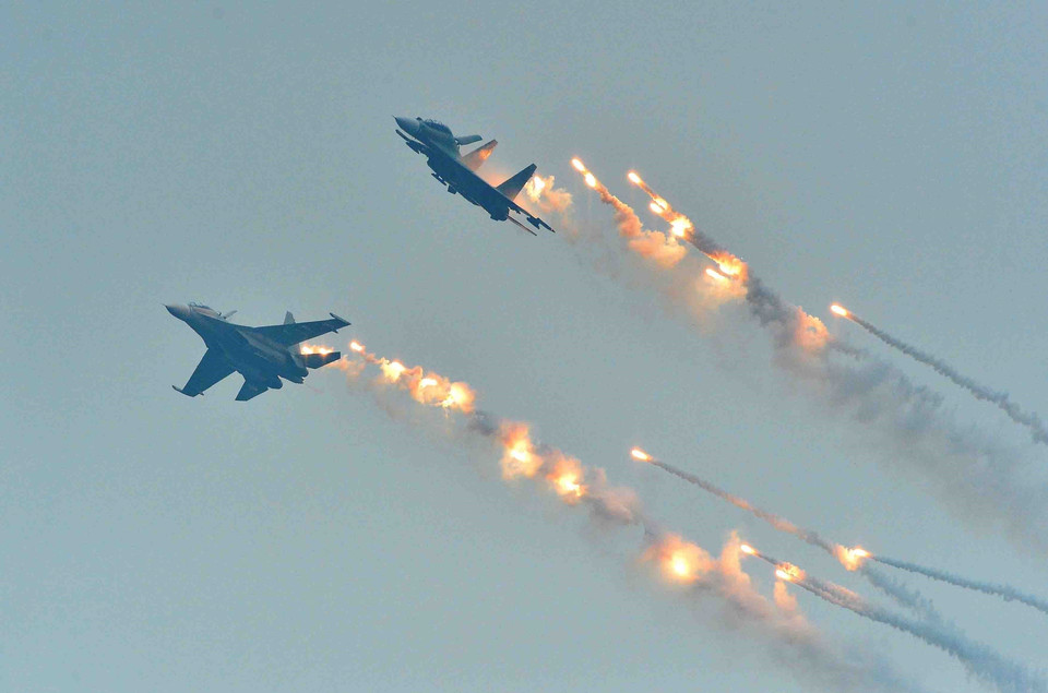 Su–30战斗机进行飞行表演。图自 越通社