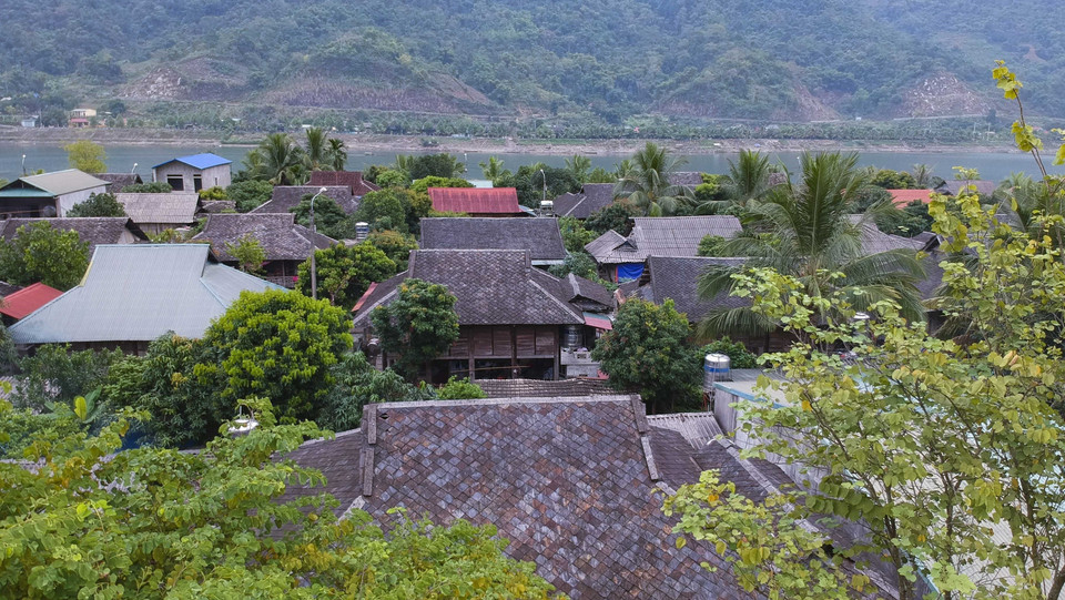 芒莱市镇诺莱坊石头屋顶的高脚屋民宿。图自越通社