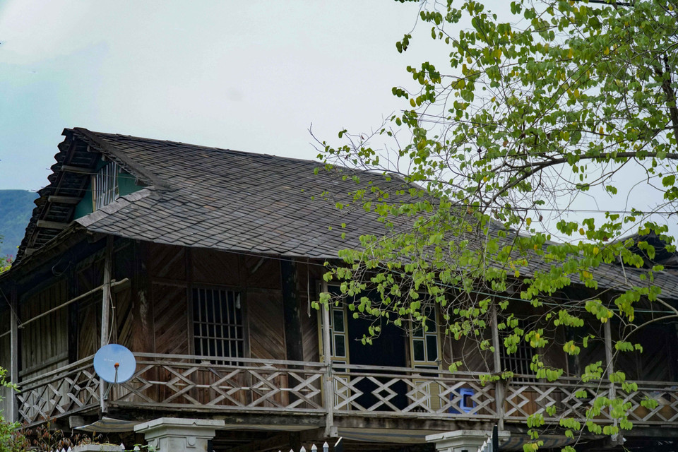 石头屋顶高脚屋民宿给芒莱市镇营造出富有特色的美丽风景线。图自 越通社