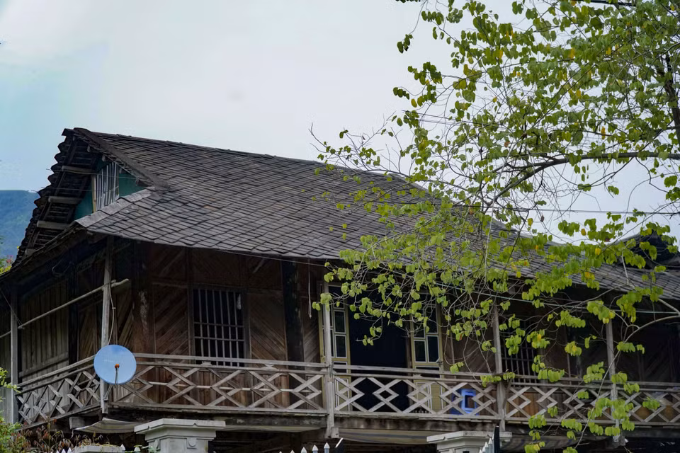 石头屋顶高脚屋民宿给芒莱市镇营造出富有特色的美丽风景线。图自 越通社