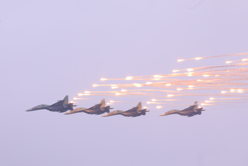 Su–30战斗机进行飞行表演。图自 越通社