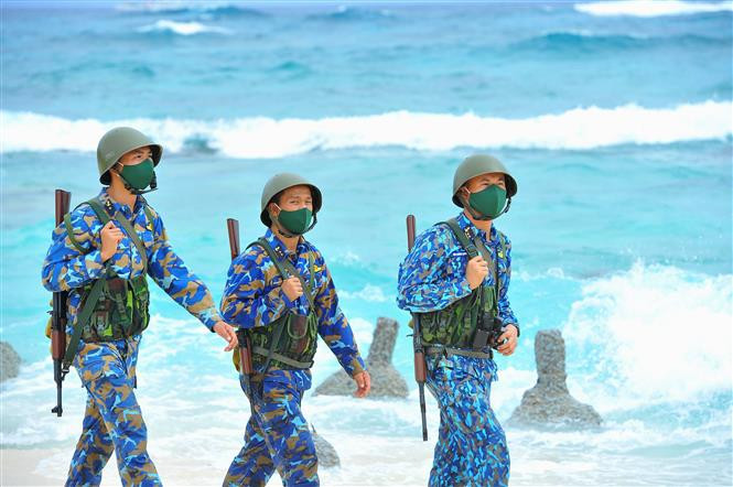 战士们在藩荣B岛进行巡查。图自越通社