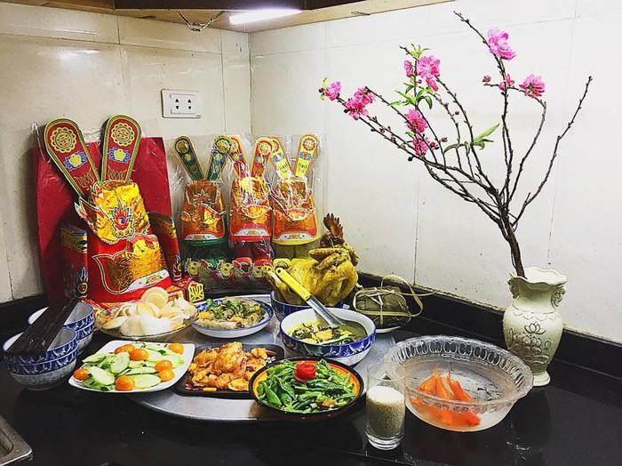 其后，人们会庄重地将鲤鱼放在供桌上，以示对灶王爷及各位神明的诚心。图自越通社