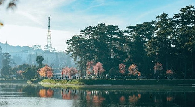 春香湖—大叻之心，是著名的旅游景点，其浪漫而温柔的风景吸引众多国内外游客的脚步。图自越通社