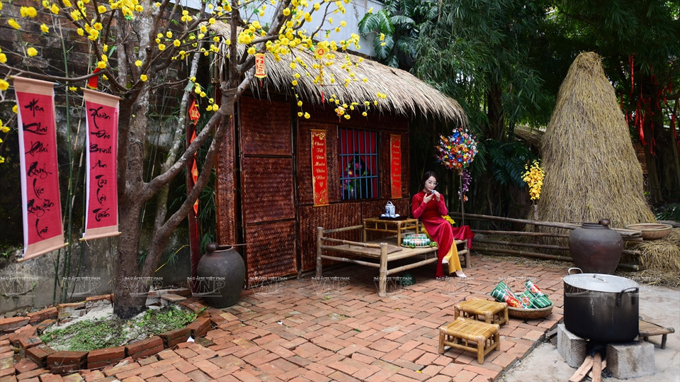 身穿改良版顺化奥的少女。图自越南画报