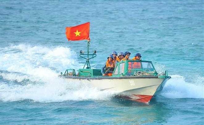 战士们在藩荣B岛进行巡查。图自越通社